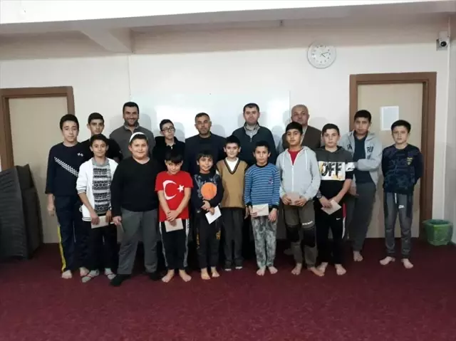 Taktir ve teşekkür alan öğrenciler bursla ödüllendirildi Taktir ve teşekkür alan öğrenciler bursla ödüllendirildi