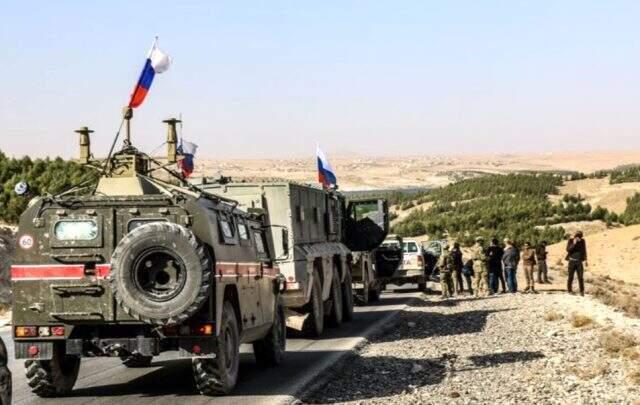 Türk askerleriyle birlikte devriye atan Rus komutan YPG bayrağıyla görüntülendi