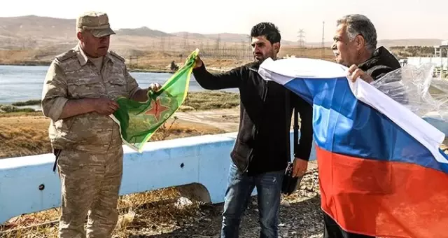 Türk askerleriyle birlikte devriye atan Rus komutan, YPG paçavrasıyla görüntülendi