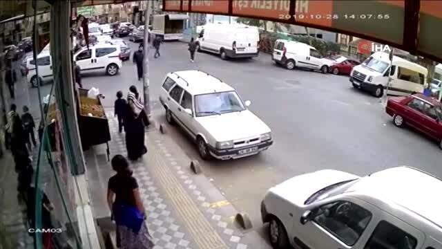 Yakayı ele veren dolandırıcı kadın, dikkatleri dağıtmak için sokak ortasında soyundu