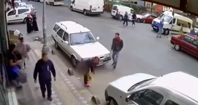 Dolandırıcı kadın fark edilince dikkatleri dağıtmak için sokak ortasında soyundu