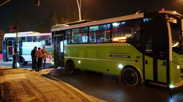2 halk otobüsü çarpıştı: 1 yaralı 2 halk otobüsü çarpıştı: 1 yaralı