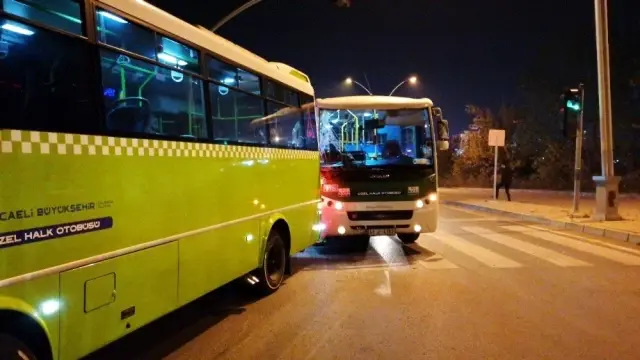 2 halk otobüsü çarpıştı: 1 yaralı 2 halk otobüsü çarpıştı: 1 yaralı