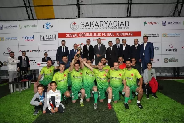400 çocuğun giydirilmesi için maç oynadılar 400 çocuğun giydirilmesi için maç oynadılar
