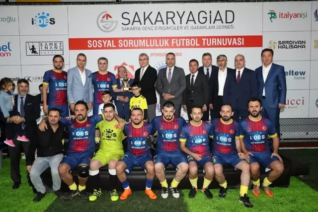400 çocuğun giydirilmesi için maç oynadılar 400 çocuğun giydirilmesi için maç oynadılar