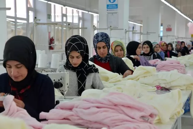460 kişi, ilçede açılan tekstil atölyeleriyle iş sahibi oldu 460 kişi, ilçede açılan tekstil atölyeleriyle iş sahibi oldu