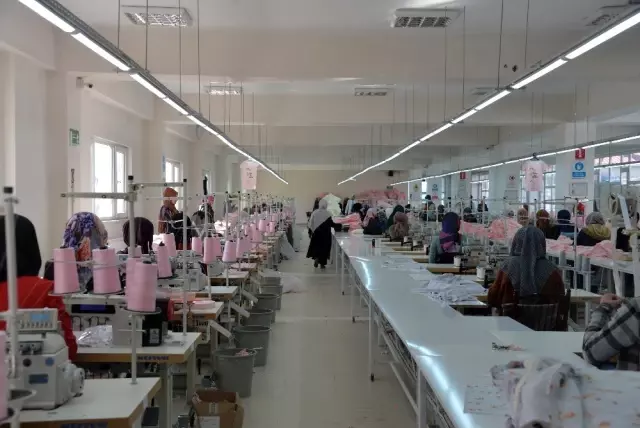 460 kişi, ilçede açılan tekstil atölyeleriyle iş sahibi oldu 460 kişi, ilçede açılan tekstil atölyeleriyle iş sahibi oldu