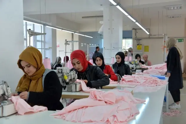 460 kişi, ilçede açılan tekstil atölyeleriyle iş sahibi oldu 460 kişi, ilçede açılan tekstil atölyeleriyle iş sahibi oldu