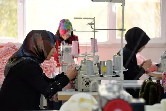 460 kişi, ilçede açılan tekstil atölyeleriyle iş sahibi oldu 460 kişi, ilçede açılan tekstil atölyeleriyle iş sahibi oldu