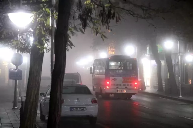 Aksaray'da yoğun sis trafiği olumsuz etkiliyor Aksaray'da yoğun sis trafiği olumsuz etkiliyor