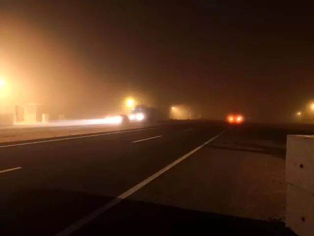 Aksaray'da yoğun sis trafiği olumsuz etkiliyor Aksaray'da yoğun sis trafiği olumsuz etkiliyor