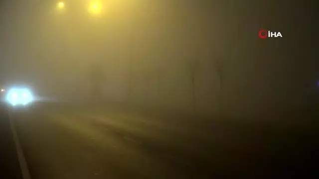 Aksaray'da yoğun sis trafiği olumsuz etkiliyor Aksaray'da yoğun sis trafiği olumsuz etkiliyor