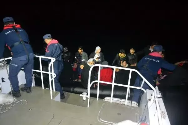 Balıkesir'de 90 kaçak göçmen yakalandı Balıkesir'de 90 kaçak göçmen yakalandı