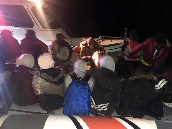 Balıkesir'de 90 kaçak göçmen yakalandı Balıkesir'de 90 kaçak göçmen yakalandı