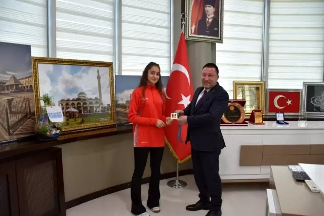 Başkan Beyoğlu şampiyonu ödüllendirdi Başkan Beyoğlu şampiyonu ödüllendirdi