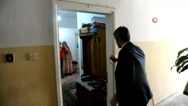 Başkan Oktay'dan 83'lük Mürşide Teyze'ye komşu ziyareti Başkan Oktay'dan 83'lük Mürşide Teyze'ye komşu ziyareti