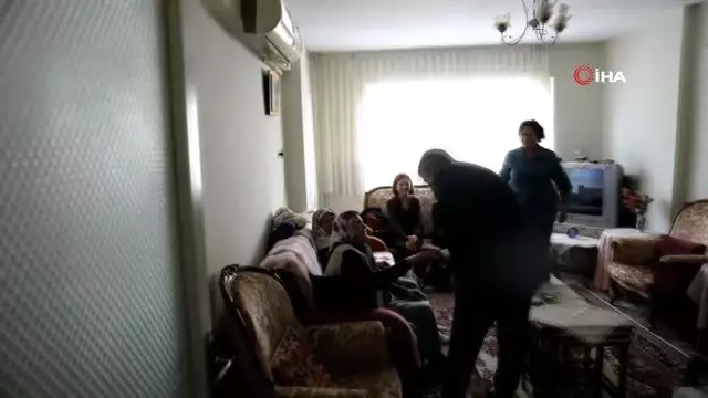 Başkan Oktay'dan 83'lük Mürşide Teyze'ye komşu ziyareti Başkan Oktay'dan 83'lük Mürşide Teyze'ye komşu ziyareti