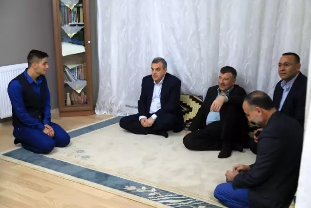 Beyazgül Kale Eteği'ndeki aileleri yeni evlerinde ziyaret etti Beyazgül Kale Eteği'ndeki aileleri yeni evlerinde ziyaret etti