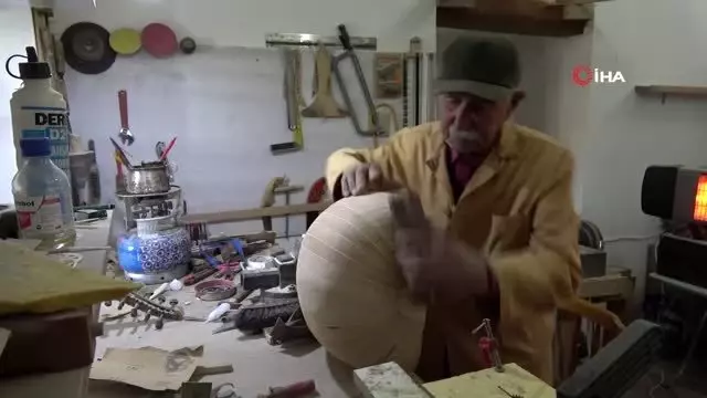 Diyaliz hastası yaşlı adam hobi olarak başladığı ud yapımına 15 yıldır devam ediyor Diyaliz hastası yaşlı adam hobi olarak başladığı ud yapımına 15 yıldır devam ediyor
