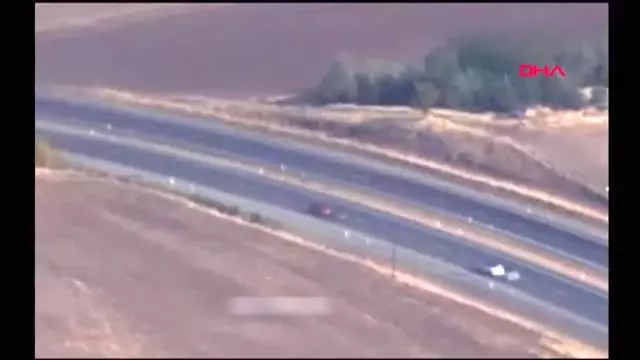 Gri listede aranan teröristin yakalanma anına ait görüntüler ortaya çıktı Gri listede aranan teröristin yakalanma anına ait görüntüler ortaya çıktı