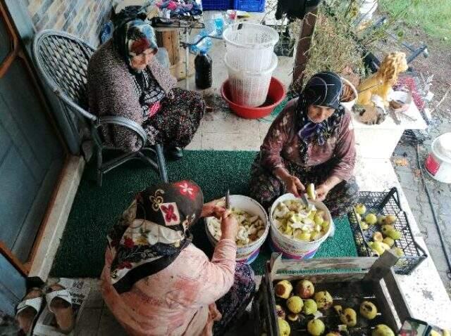 Dolunun vurduğu armutlardan pekmez yaptı! Kilosunu 30 TL'den satacak