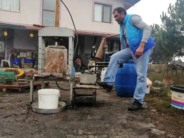 Dolunun vurduğu armutlardan pekmez yaptı! Kilosunu 30 TL'den satacak