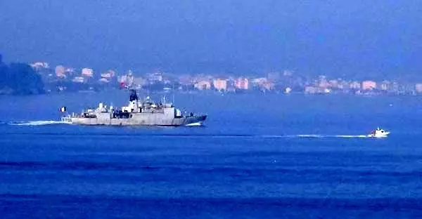 Fransız savaş gemisi Çanakkale Boğazı'ndan geçti