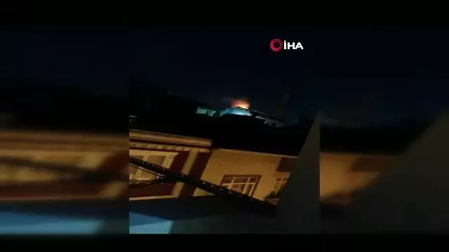 Gözyaşları içinde yanan evini izledi, komşuları teselli etti