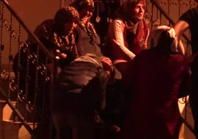 Yaşlı kadın, evinde çıkan yangını gözyaşları içinde izledi Yaşlı kadın, evinde çıkan yangını gözyaşları içinde izledi