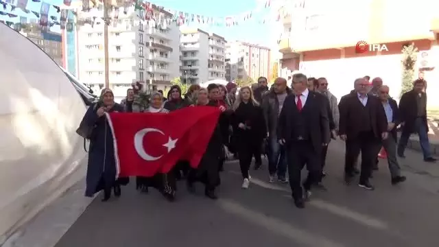 Gurbetçilerden HDP önünde evlat nöbeti tutan ailelere anlamlı ziyaret Gurbetçilerden HDP önünde evlat nöbeti tutan ailelere anlamlı ziyaret