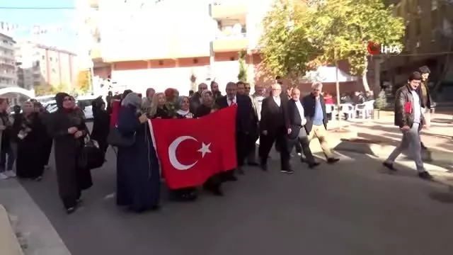 Gurbetçilerden HDP önünde evlat nöbeti tutan ailelere anlamlı ziyaret Gurbetçilerden HDP önünde evlat nöbeti tutan ailelere anlamlı ziyaret