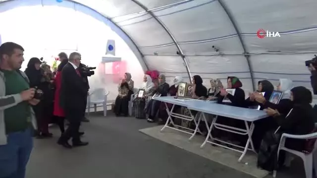 Gurbetçilerden HDP önünde evlat nöbeti tutan ailelere anlamlı ziyaret Gurbetçilerden HDP önünde evlat nöbeti tutan ailelere anlamlı ziyaret