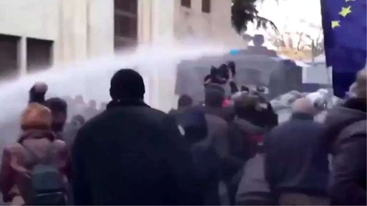 Gürcistan polisinden göstericilere tazyikli suyla müdahale