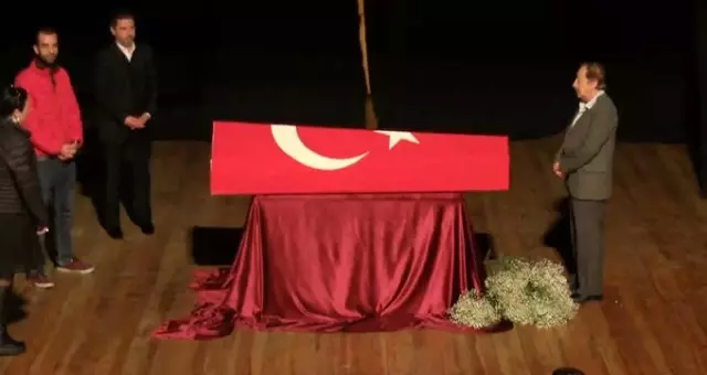 Hayatını kaybeden Yıldız Kenter için Kenter Tiyatrosu'nda tören düzenlendi Hayatını kaybeden Yıldız Kenter için Kenter Tiyatrosu'nda tören düzenlendi