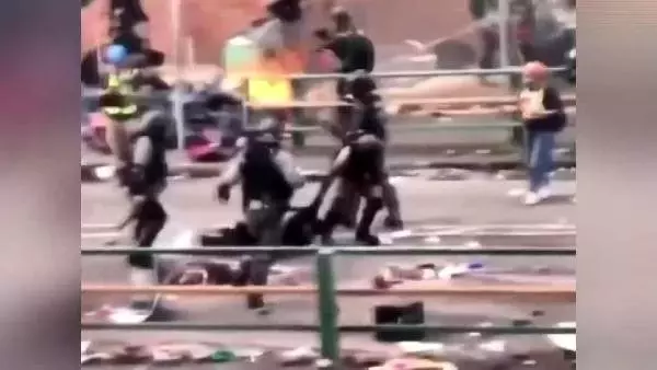 Hong Kong polisi yerde sürüklenen eylemcinin kafasına bastı Hong Kong polisi yerde sürüklenen eylemcinin kafasına bastı