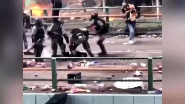 Hong Kong polisi yerde sürüklenen eylemcinin kafasına bastı Hong Kong polisi yerde sürüklenen eylemcinin kafasına bastı