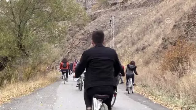Kadına yönelik şiddet ve çocuk istismarına dikkati çekmek için kafeste oturdu - KARS Kadına yönelik şiddet ve çocuk istismarına dikkati çekmek için kafeste oturdu - KARS