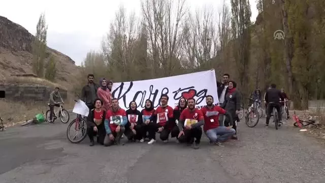 Kadına yönelik şiddet ve çocuk istismarına dikkati çekmek için kafeste oturdu - KARS Kadına yönelik şiddet ve çocuk istismarına dikkati çekmek için kafeste oturdu - KARS