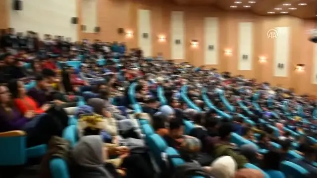 KAEÜ Rektörü Karakaya, bağlama çalıp öğrencilerle türkü söyledi KAEÜ Rektörü Karakaya, bağlama çalıp öğrencilerle türkü söyledi