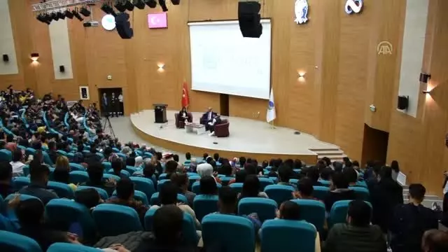 KAEÜ Rektörü Karakaya, bağlama çalıp öğrencilerle türkü söyledi KAEÜ Rektörü Karakaya, bağlama çalıp öğrencilerle türkü söyledi