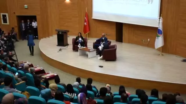 KAEÜ Rektörü Karakaya, bağlama çalıp öğrencilerle türkü söyledi KAEÜ Rektörü Karakaya, bağlama çalıp öğrencilerle türkü söyledi