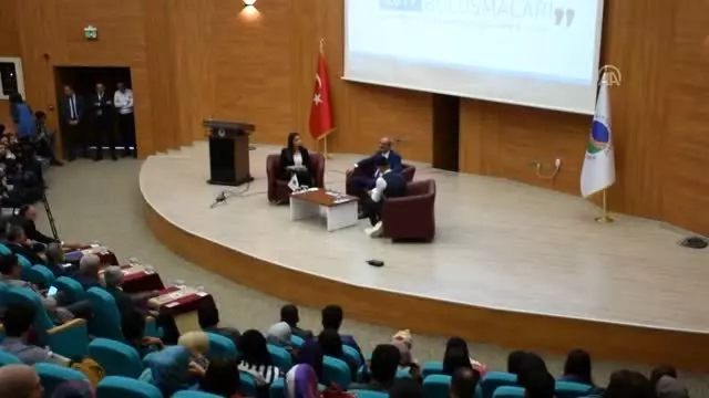 KAEÜ Rektörü Karakaya, bağlama çalıp öğrencilerle türkü söyledi KAEÜ Rektörü Karakaya, bağlama çalıp öğrencilerle türkü söyledi