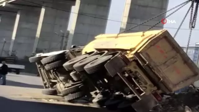 Kağıthane'de moloz yüklü kamyon devrildi