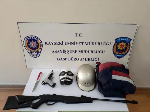Kayseri�de polis gibi davranıp kelepçeledikleri bağ evi sahibinin