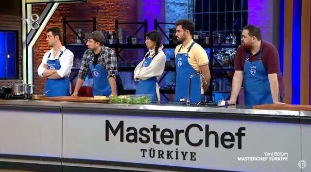 MasterChef jürileri, iki takımın yemeklerini beğenince herkese ödül eğitimi verdi