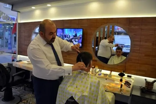 Müşterilerini şarkı söyleyerek tıraş ediyor Müşterilerini şarkı söyleyerek tıraş ediyor