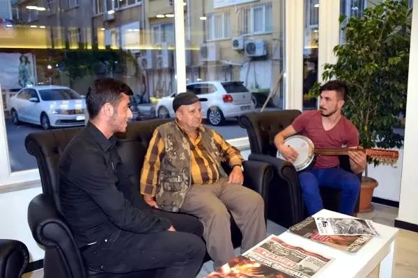Müşterilerini şarkı söyleyerek tıraş ediyor Müşterilerini şarkı söyleyerek tıraş ediyor