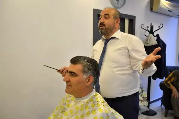 Müşterilerini şarkı söyleyerek tıraş ediyor Müşterilerini şarkı söyleyerek tıraş ediyor