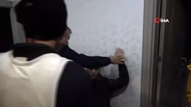 Nefes kesen uyuşturucu operasyonu: Operasyonda 4 sürgülü kapı, güvenlik kameralarıyla donatılmış ev... Nefes kesen uyuşturucu operasyonu: Operasyonda 4 sürgülü kapı, güvenlik kameralarıyla donatılmış ev...