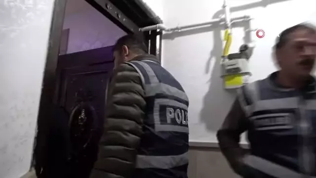 Nefes kesen uyuşturucu operasyonu: Operasyonda 4 sürgülü kapı, güvenlik kameralarıyla donatılmış ev... Nefes kesen uyuşturucu operasyonu: Operasyonda 4 sürgülü kapı, güvenlik kameralarıyla donatılmış ev...
